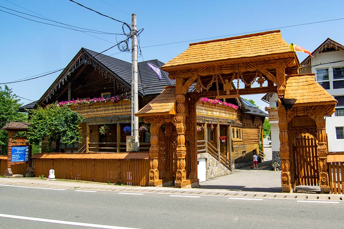 Pensiunea Anca Desesti, Maramureș. Vedere din exterior cu poarta tradițională maramureșeană.