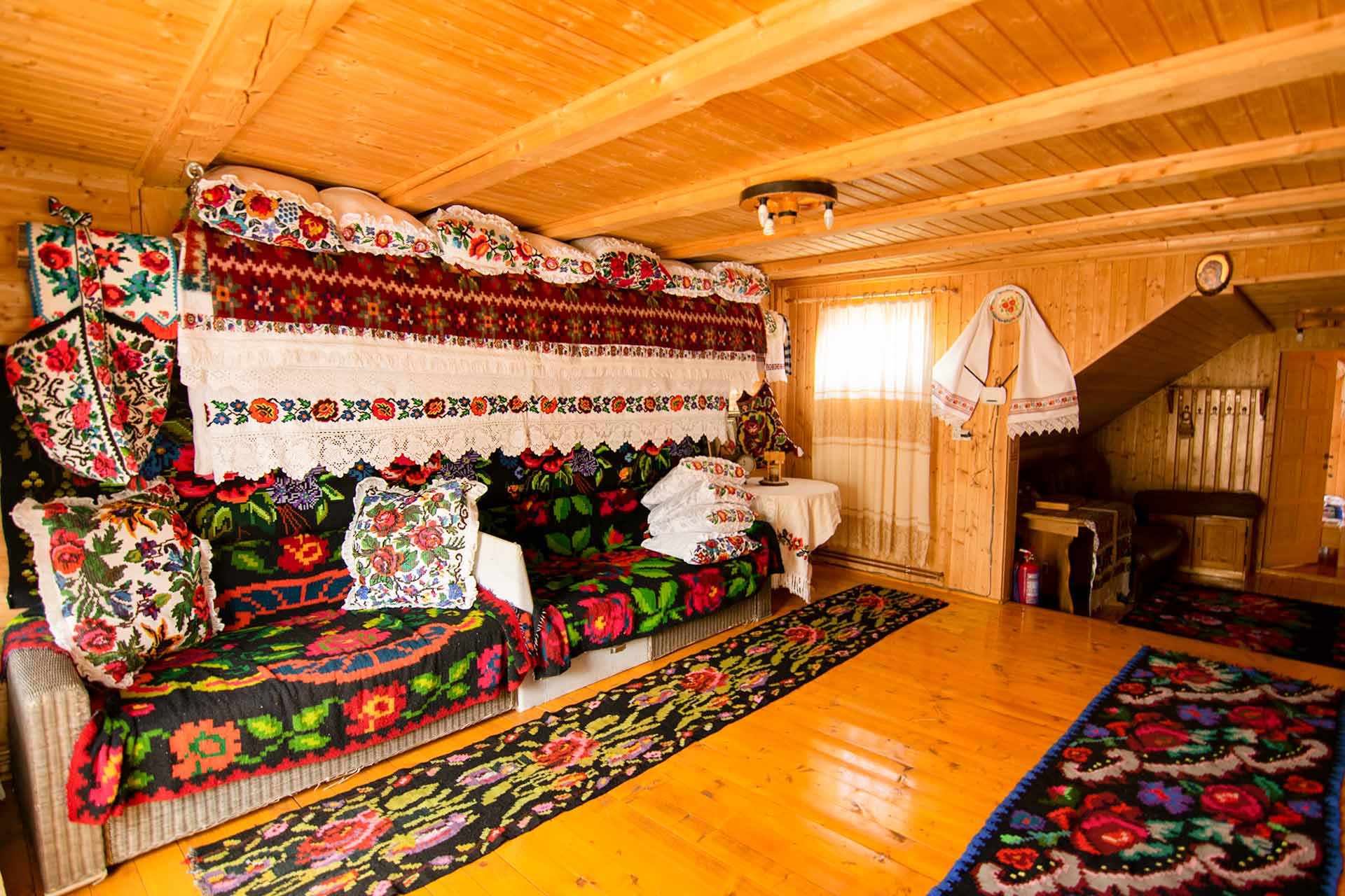 Apartament decorat tradițional, Pensiunea Anca Desești Maramureș